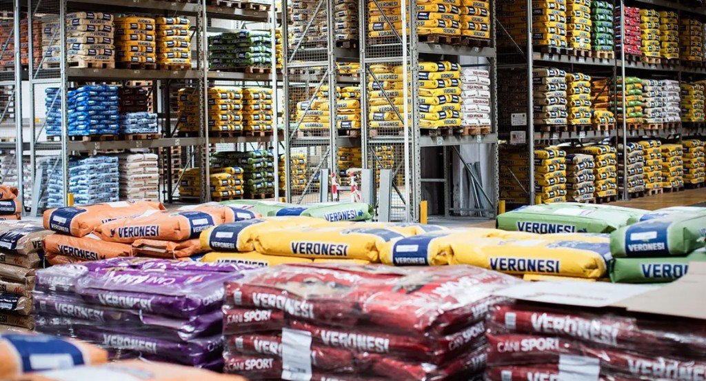 Sacs d'aliment Veronesi empilés en entrepôt